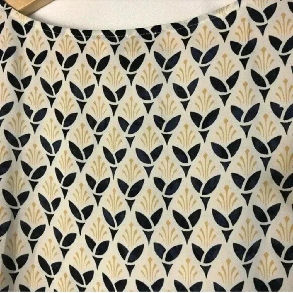 ANN TAYLOR LOFT | Navy and Cream Patterned Blouse Fluttered Sleeve | Size S - Picture 4 of 4